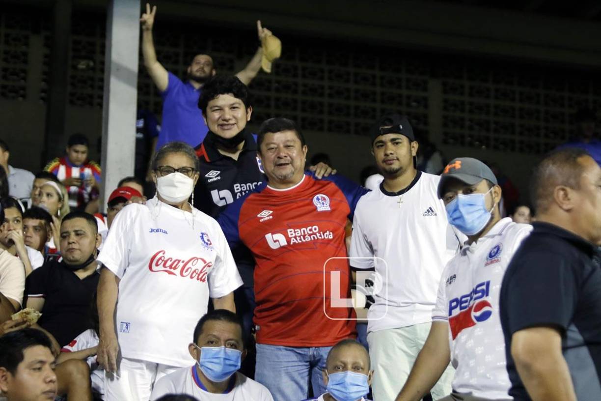 Una gran fiesta viven los olimpistas en el estadio Morazán.