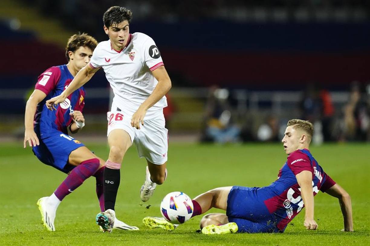 El Barça apretó al Sevilla con otra buena actuación de Joao Félix, que contó con la mejor ocasión de su equipo en la primera parte al estrellar en el larguero un balón que luego botó en la línea sin entrar en la portería (21).