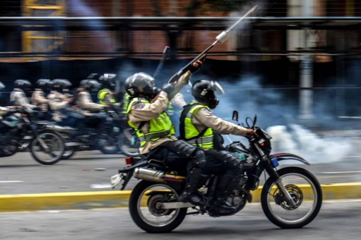 Un huracán de motorizados reprimió a los manifestantes con gases lacrimógenos y tanquetas.