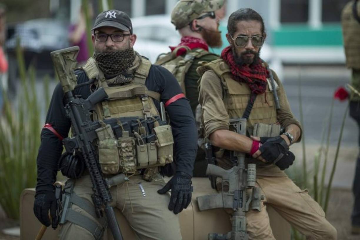 Miembros del club de armas John Brown, se presentaron armados a la protesta para 'defender a la comunidad' en caso de un ataque de los manifestantes en las afueras del centro de convenciones de Phoenix.