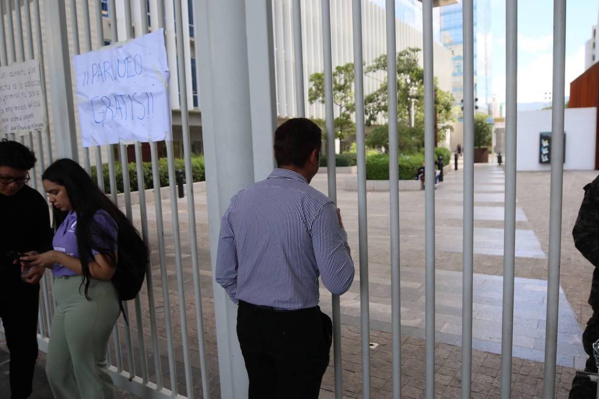 Además, da a conocer que el 17 de enero la Secretaría de Finanzas en su condición de Concedente y como miembro Contratante del Proyecto CCG realizó una reunión de trabajo con delegados del Inversionista Operador Privado (IOP) y en atención al oficio No-029-2025, acordaron la suspensión temporal de la aplicación del ajuste de la tarifa de estacionamiento 2025, en los términos establecidos en la cláusula décimo novena del contrato APP del proyecto CCG. 