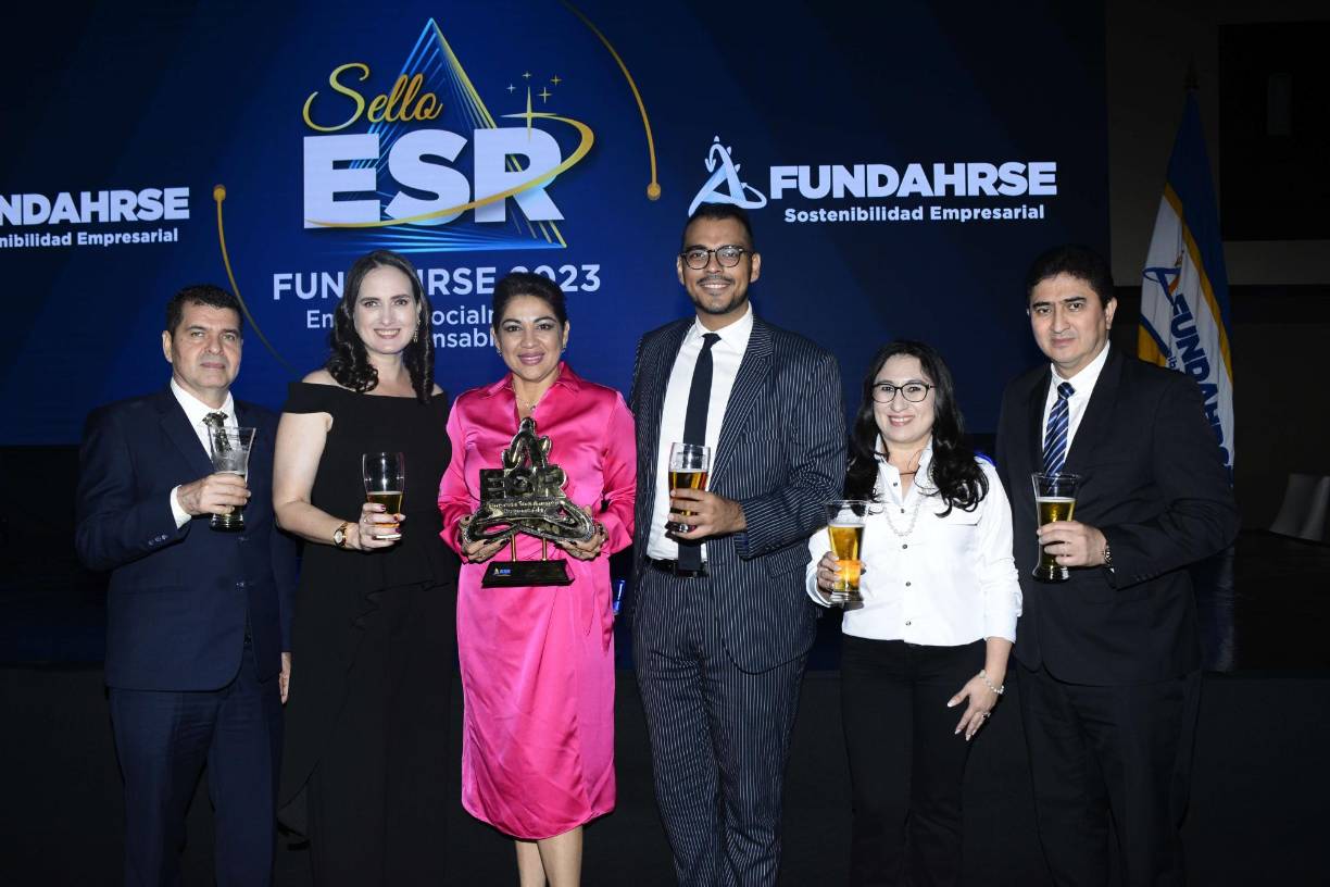 Denis Sabillón, Milene Fernández, Karla Ávila, José David Cruz, Laura Perdomo y Abner Molina