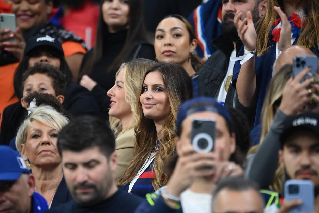 La esposa del arquero Hugo Lloris apoyando a Francia en el Estadio Al Bayt.