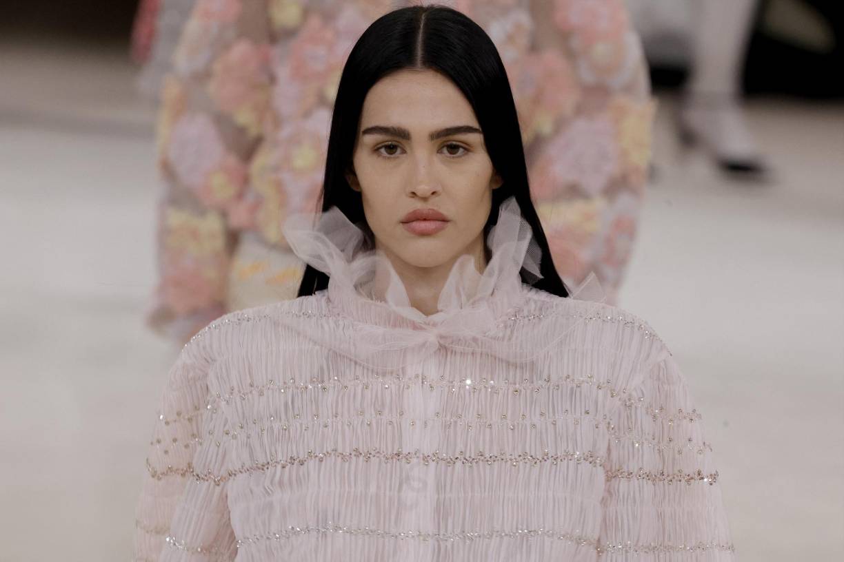Chanel volvió a rendir homenaje este martes al ballet para su desfile de alta costura primavera-verano 2024, con mujeres elegantes de apariencia juvenil, radiantes en tonos rosa y peinadas con discretos lazos.