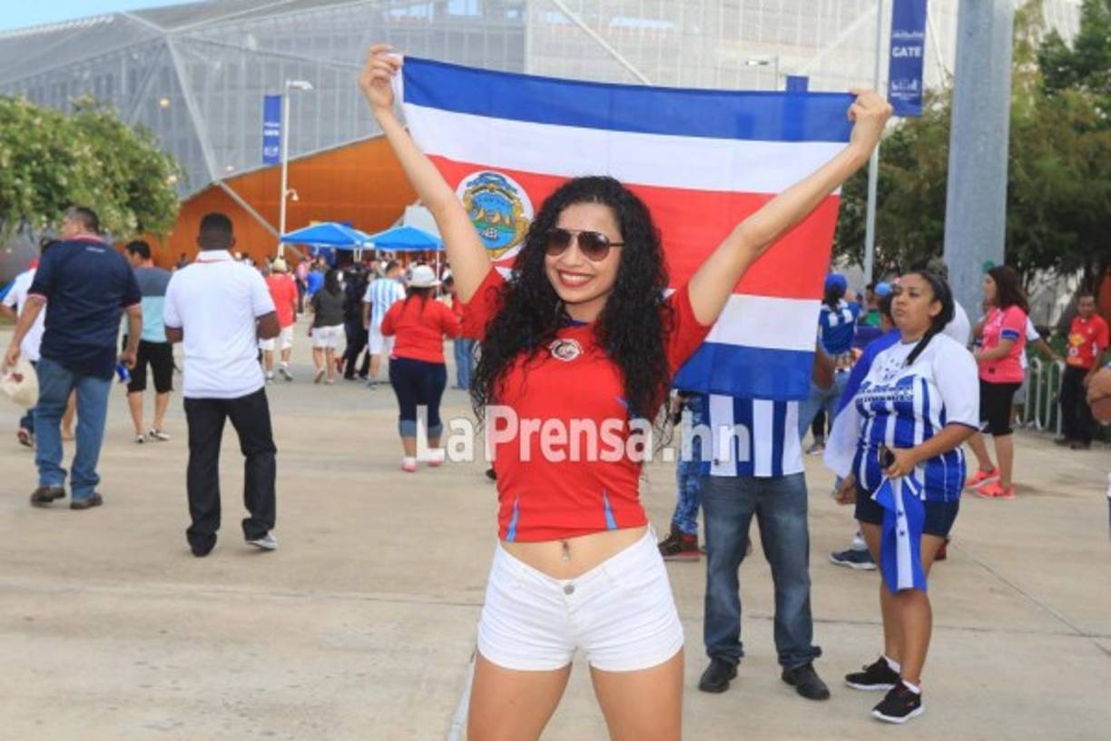 Una hermosa joven tica que ha cautivado por su belleza .