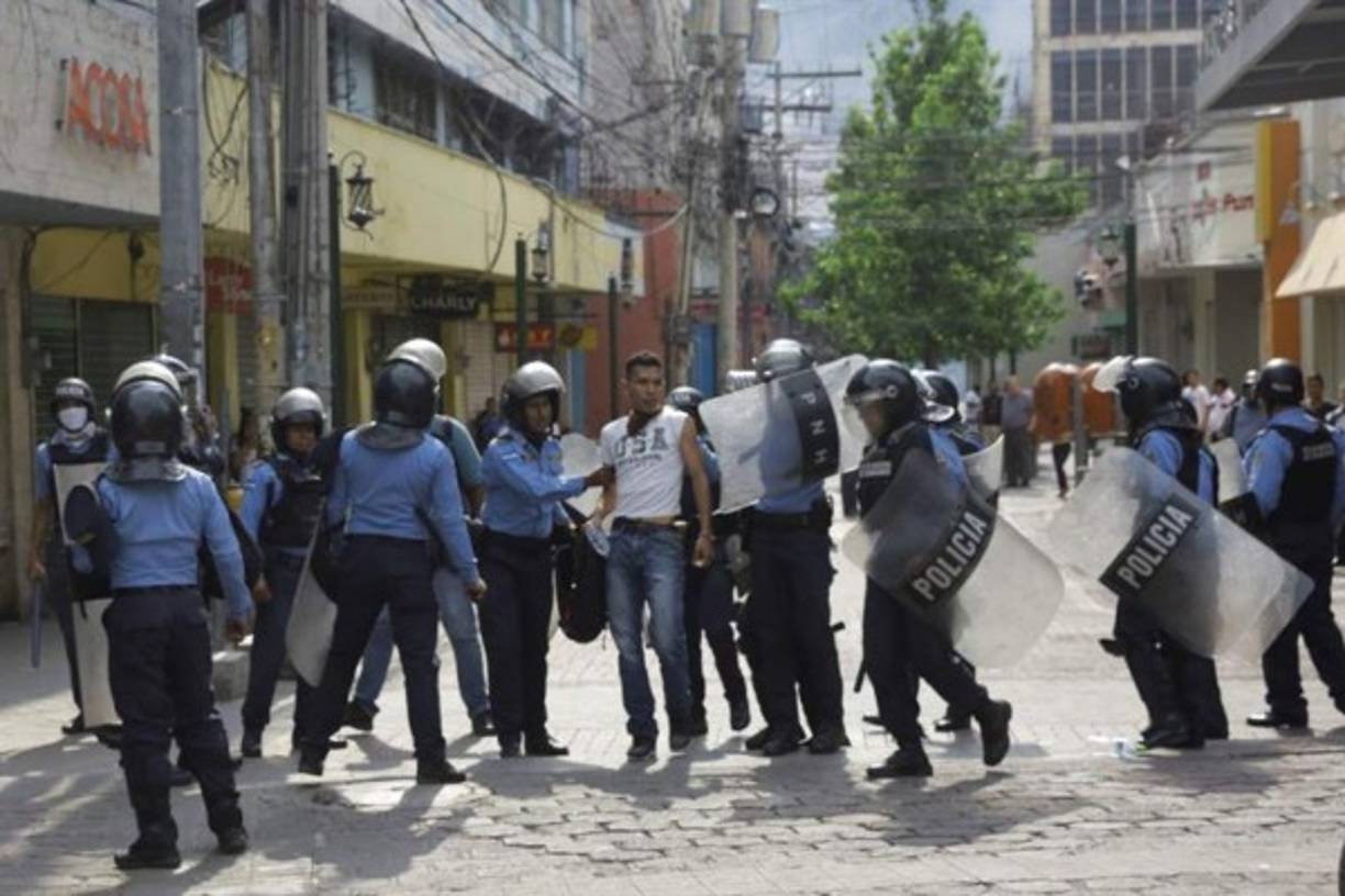 Las autoridades de Educación suspendieron hoy las clases en las escuelas y colegios públicos, lo que también hicieron muchos de los centros privados y la Universidad Nacional Autónoma de Honduras (UNAH), entre otras instituciones educativas.