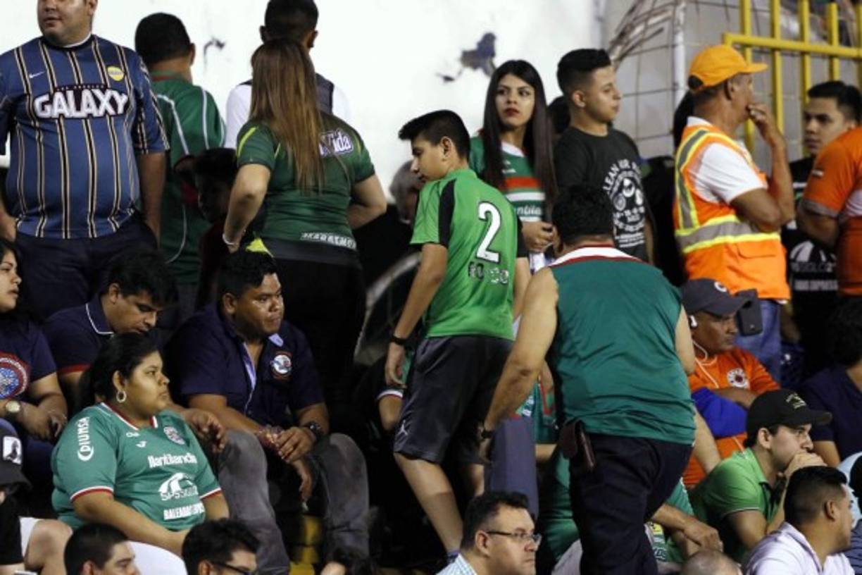 Aficionados del Marathón empezaron a abandonar el estadio antes de que terminara el partido.