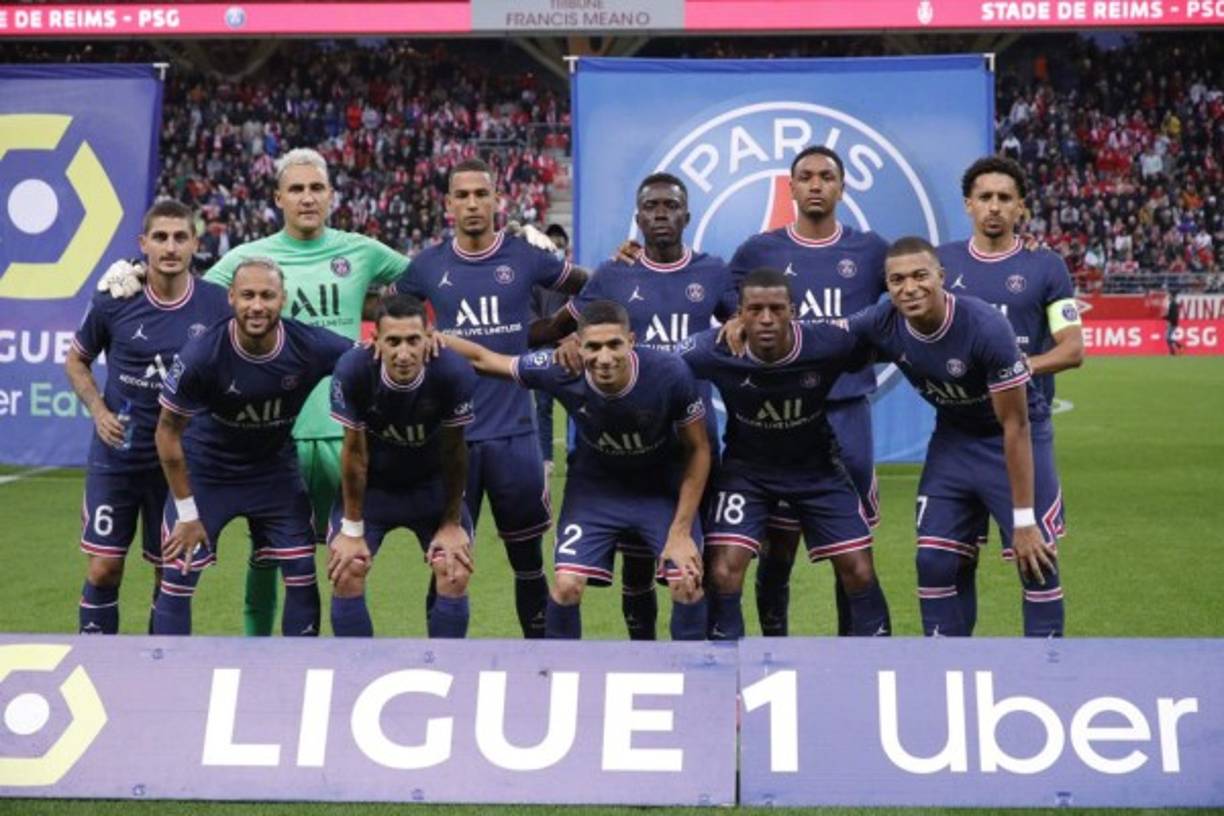 El París Saint-Germain, líder con pleno de victorias, se impuso 2 a 0 en Reims, este domingo en la 4ª jornada de la Ligue 1, gracias a un doblete de Kylian Mbappé (15, 63), en un partido marcado sobre todo por el debut con el equipo del astro argentino Lionel Messi.<br/><br/>