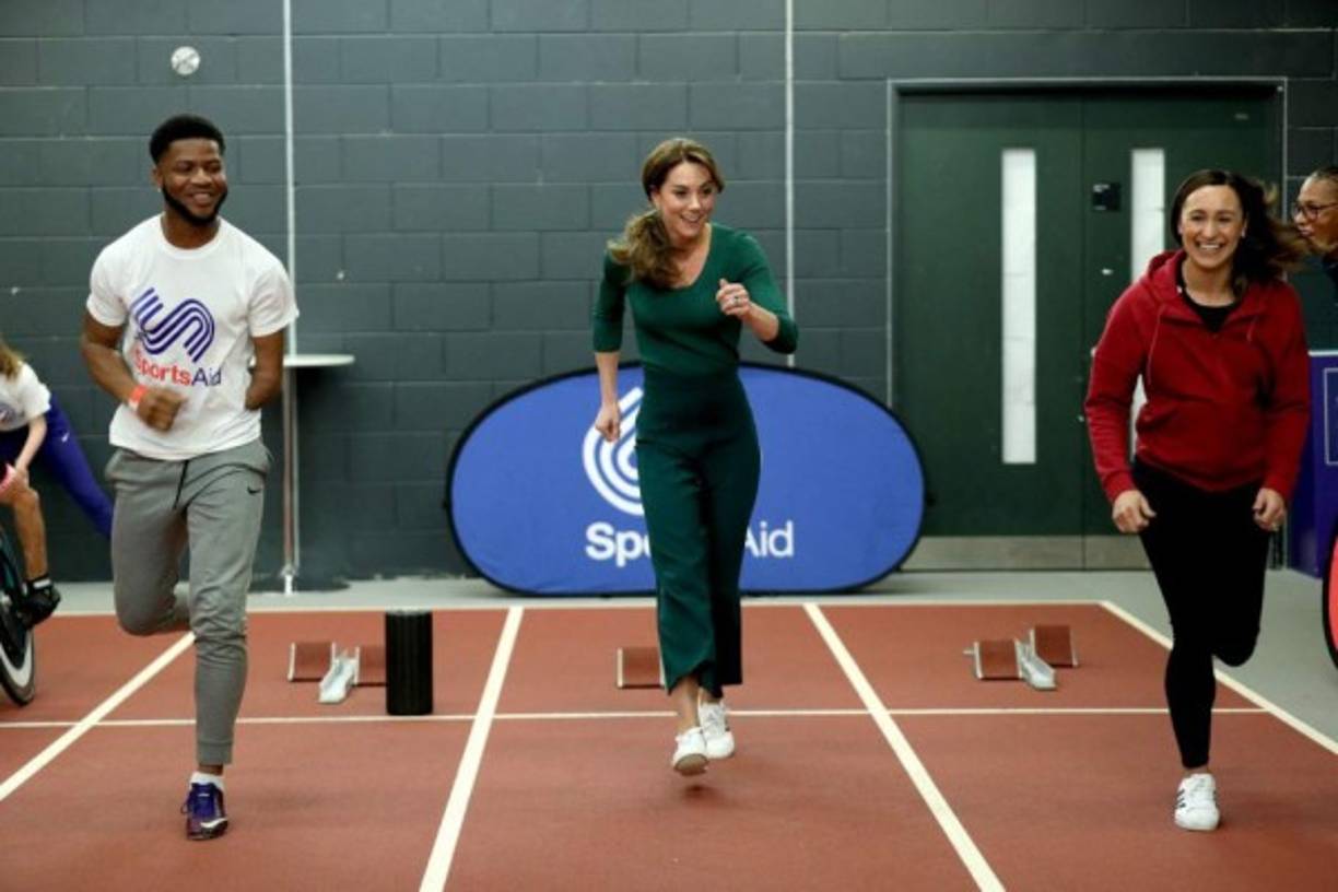 La duquesa lleva unos pantalones que parecen ser Zara con zapatillas con detalles de cintas de Marks & Spencer.