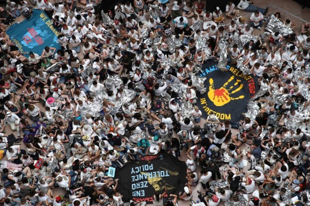 Las políticas de separación de familias de inmigrantes del presidente de EEUU, Donald Trump, han unido a las mujeres de la llamada 'Resistencia', de las que un millar marchó por Washington para garantizar que harán todo lo posible para que no aplique su retórica antiinmigración.<br/>Llevaron mantas plateadas de emergencia similares a las que han utilizado para abrigar a los niños en los centros de detención.