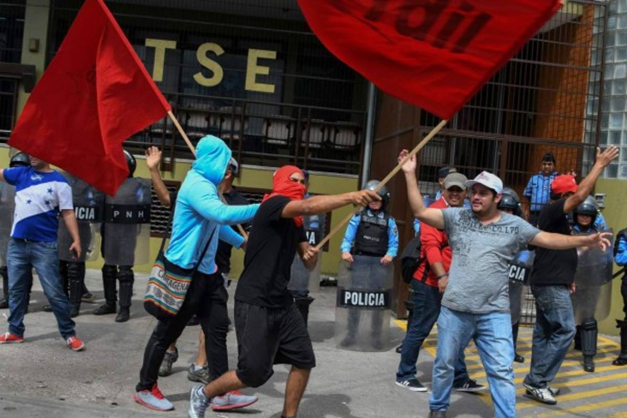 Algunos de los manifestantes llevaban sus rostros cubiertos.