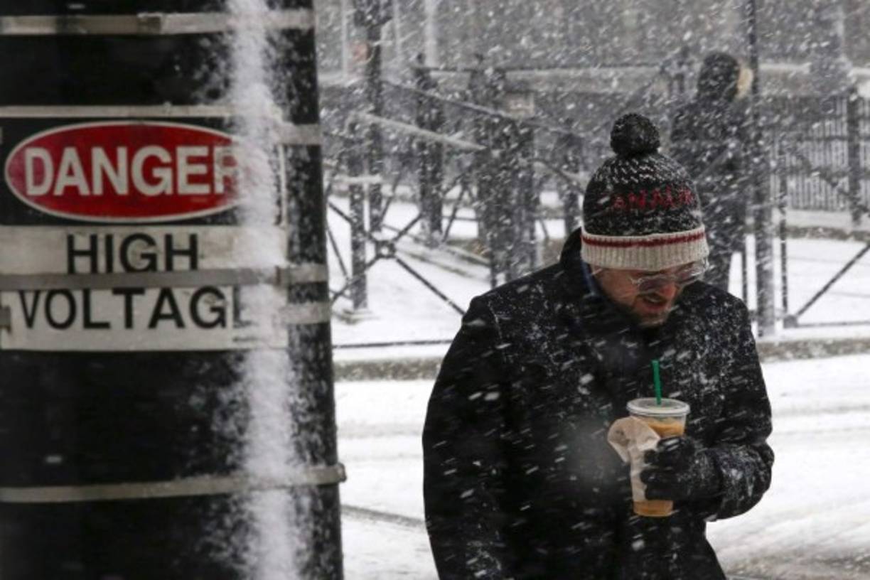 La nieve está cayendo a un ritmo fuerte de entre 2,5 a 5 cm la hora, afectando la visibilidad, y se prevé que aumente en la tarde y que alcance una acumulación de hasta 45 cm al final del día en Nueva York.