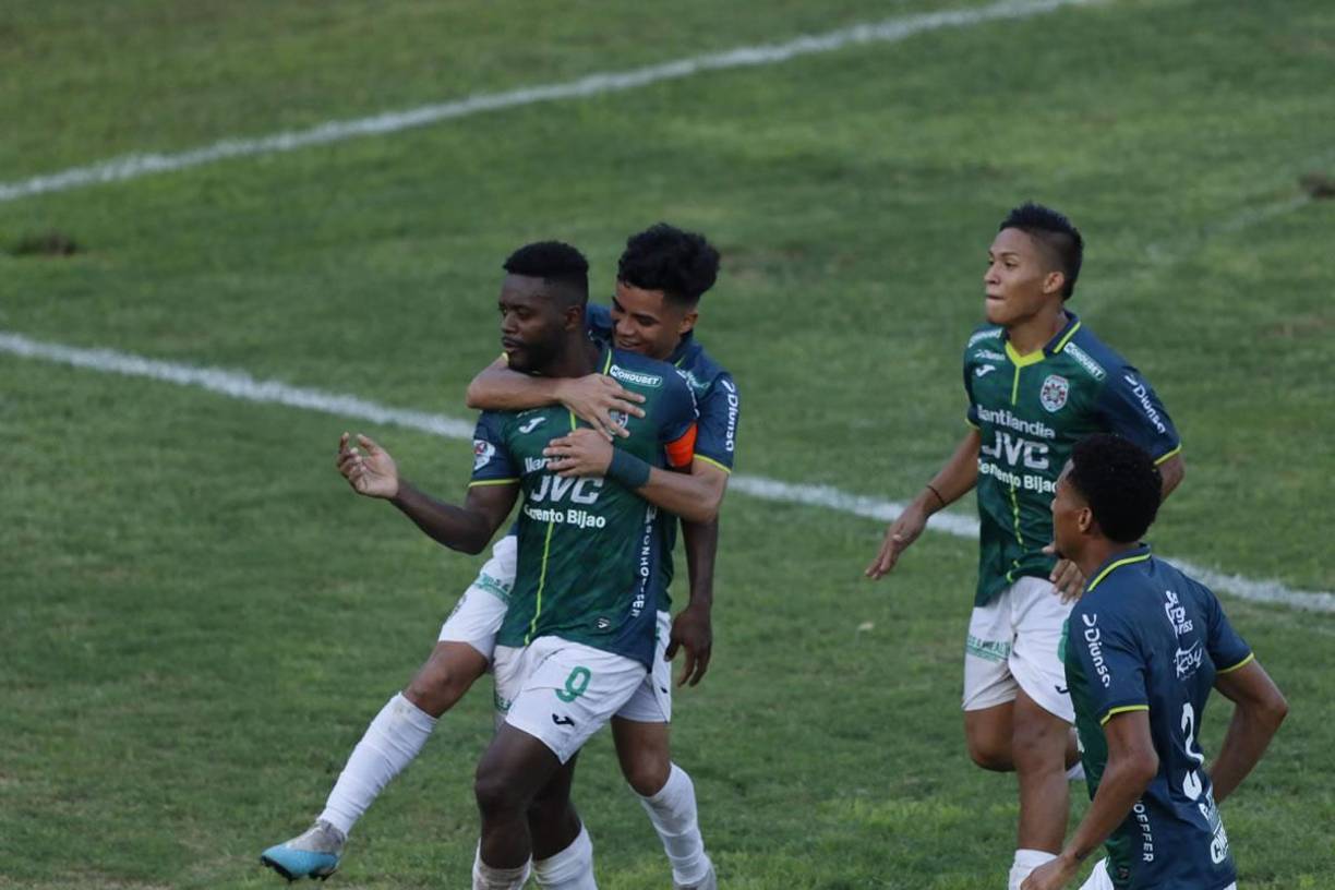La celebración de los jugadores del Marathón tras los goles de Clayvin Zúniga para la remontada contra la Real Sociedad en el estadio Yankel Rosenthal.