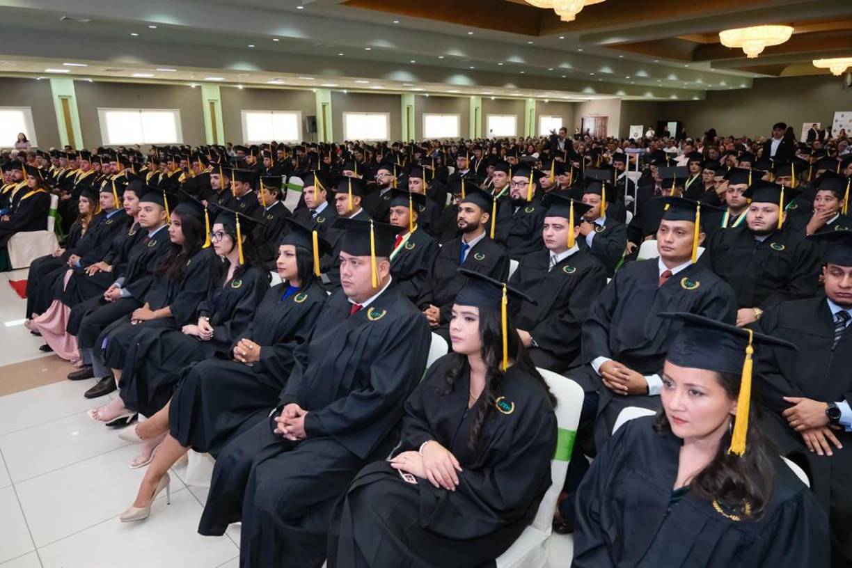 Solemnes actos de graduación de la UTH