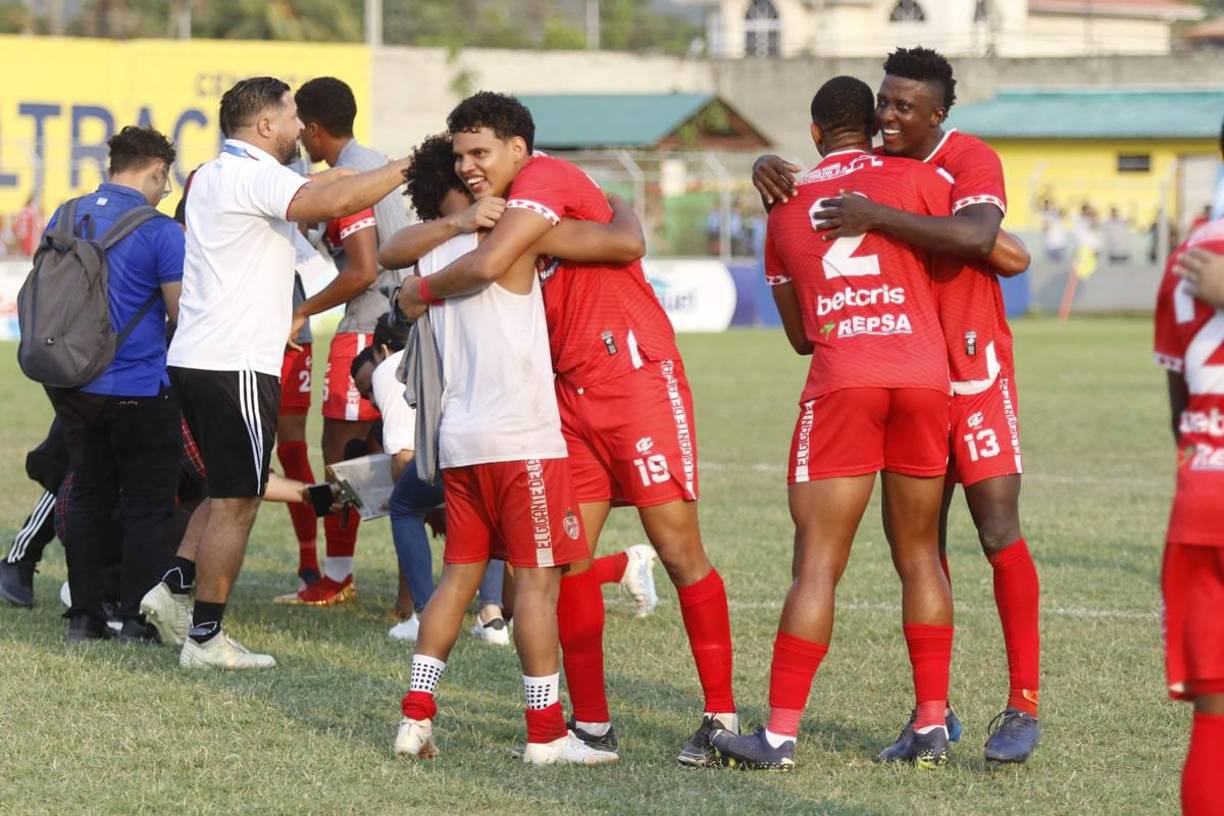 El festejo de los jugadores de la Real Sociedad tras salvarse del descenso.
