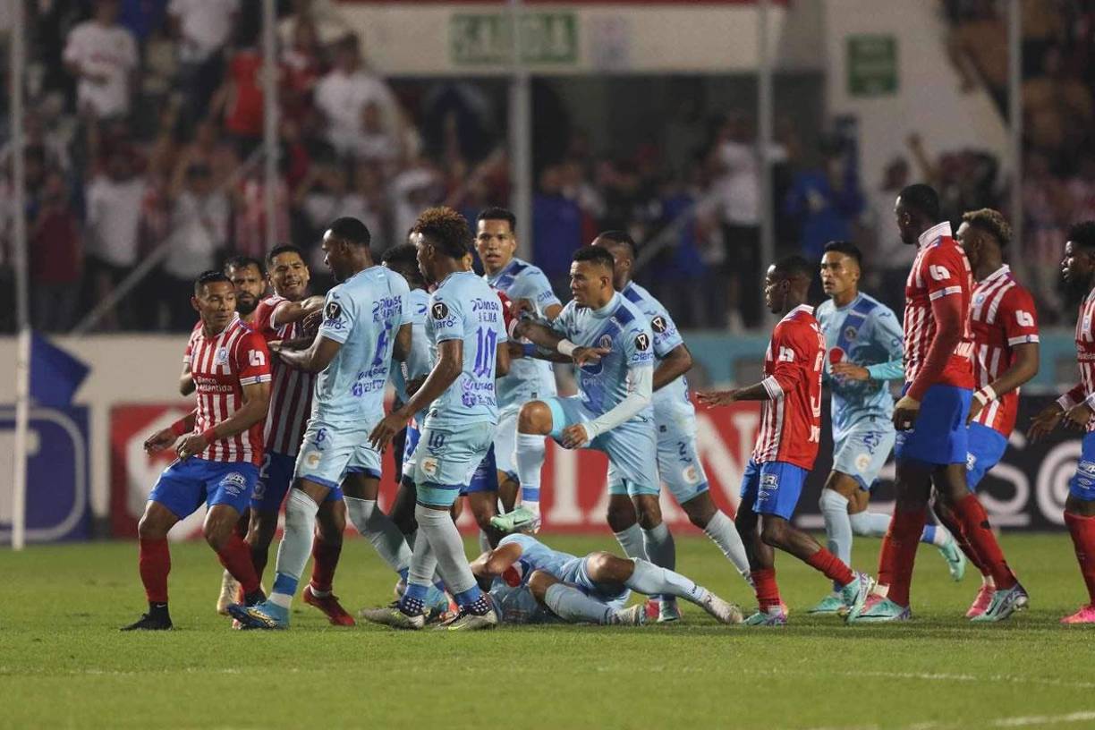 Los jugadores de Motagua y Olimpia protagonizaron un zafarrancho en los minutos finales del partido tras una falta sobre Marcelo Santos.