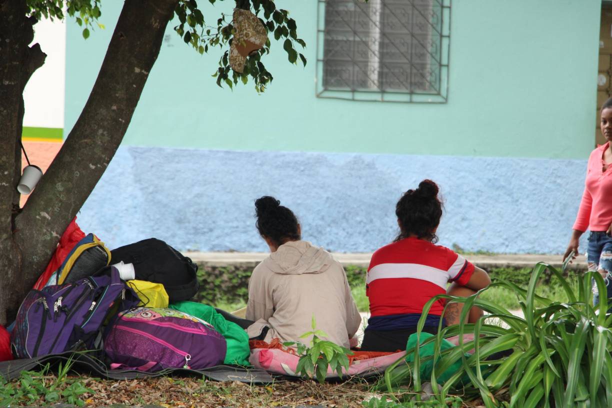 Familias enteras quedan varadas en Ocotepeque por falta de dinero. “Un bus nos trajo de la frontera de Las Manos hasta Agua Caliente, pagamos 50 dólares por persona”, relataron.