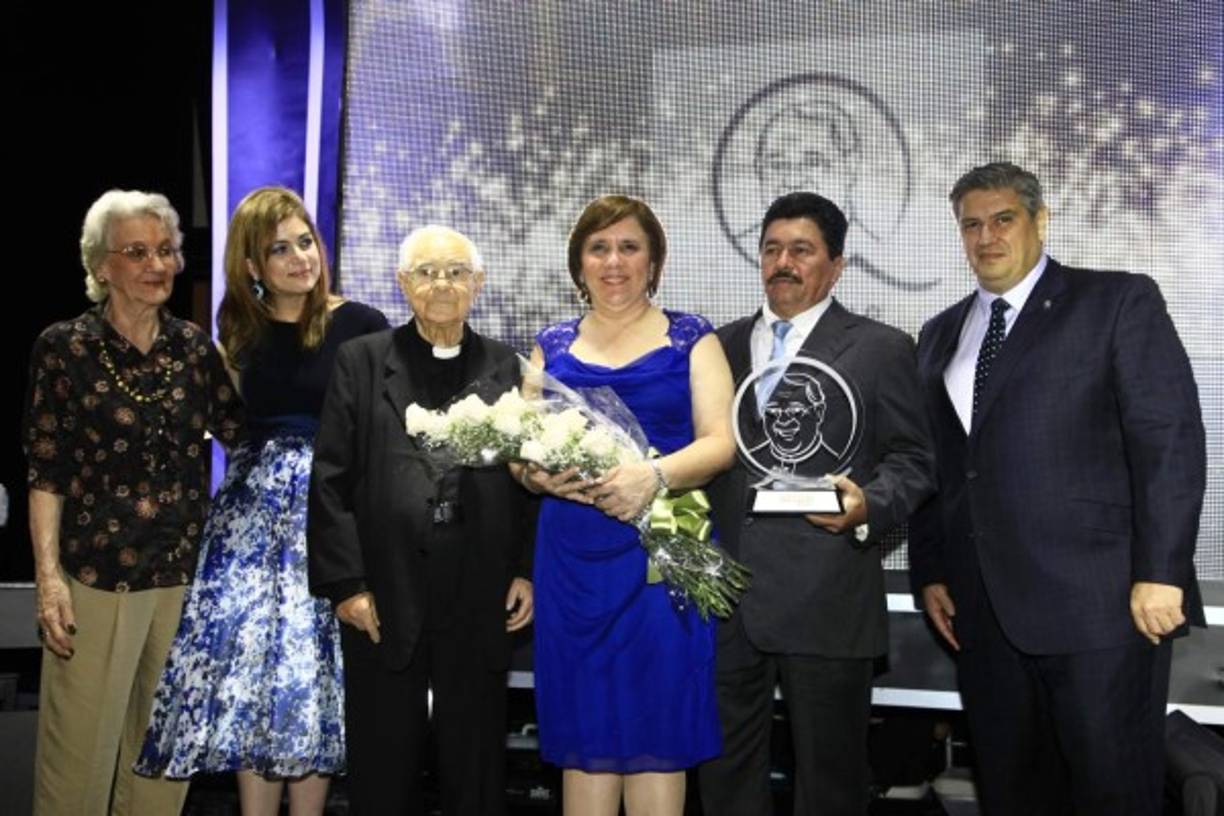 La galardonada recibió emocionada la distinción al altruismo.