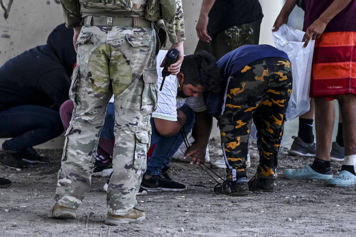 Cientos de migrantes se entregan a diario a los agentes fronterizos en varios puntos de Texas tras cruzar ilegalmente la frontera.