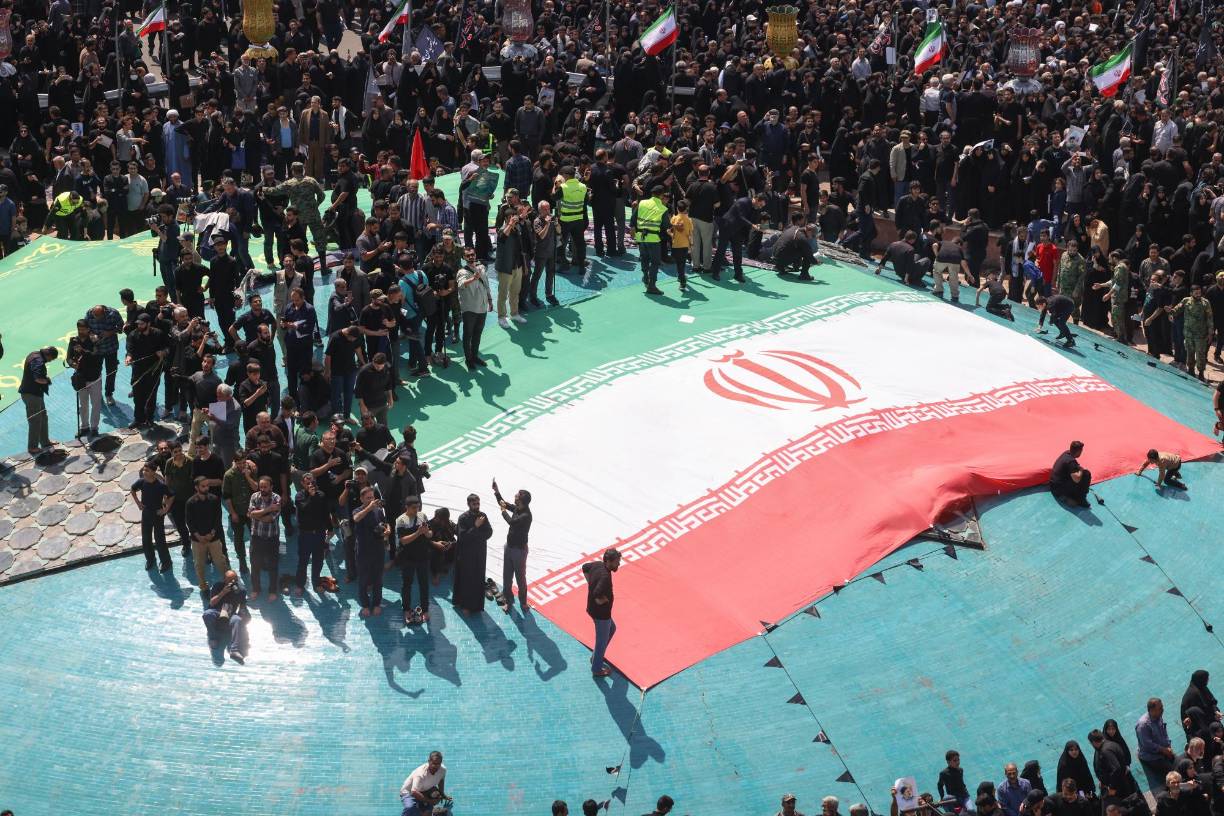 Esos entierros pondrán fin a unos masivos actos funerarios en los que la República Islámica ha querido dar una imagen de fuerza ante la incertidumbre que provoca la pérdida de un mandatario que sonaba como favorito para suceder a Jameneí. 