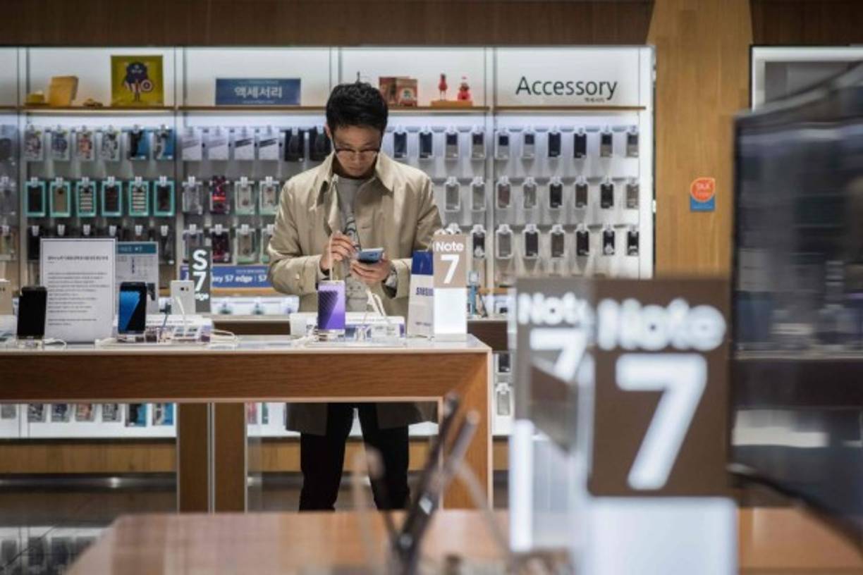 Samsung está viviendo una pesadilla con el fiasco del Galaxy Note 7, el cual ya le ha costado mucho dinero y amenaza con dañar gravemente su imagen, a la vez que pone en riesgo su posición de líder de la industria.