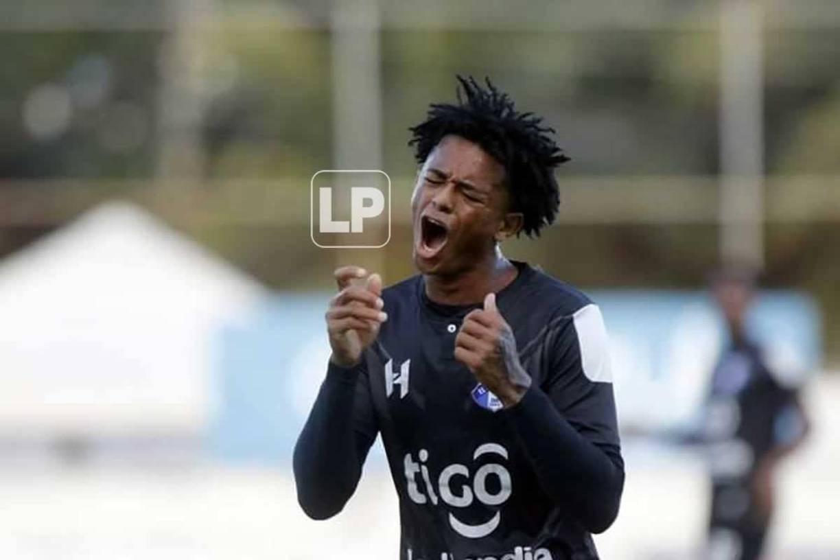 Cristian Sacaza se lamenta luego de fallar una ocasión frente a la portería del Platense.