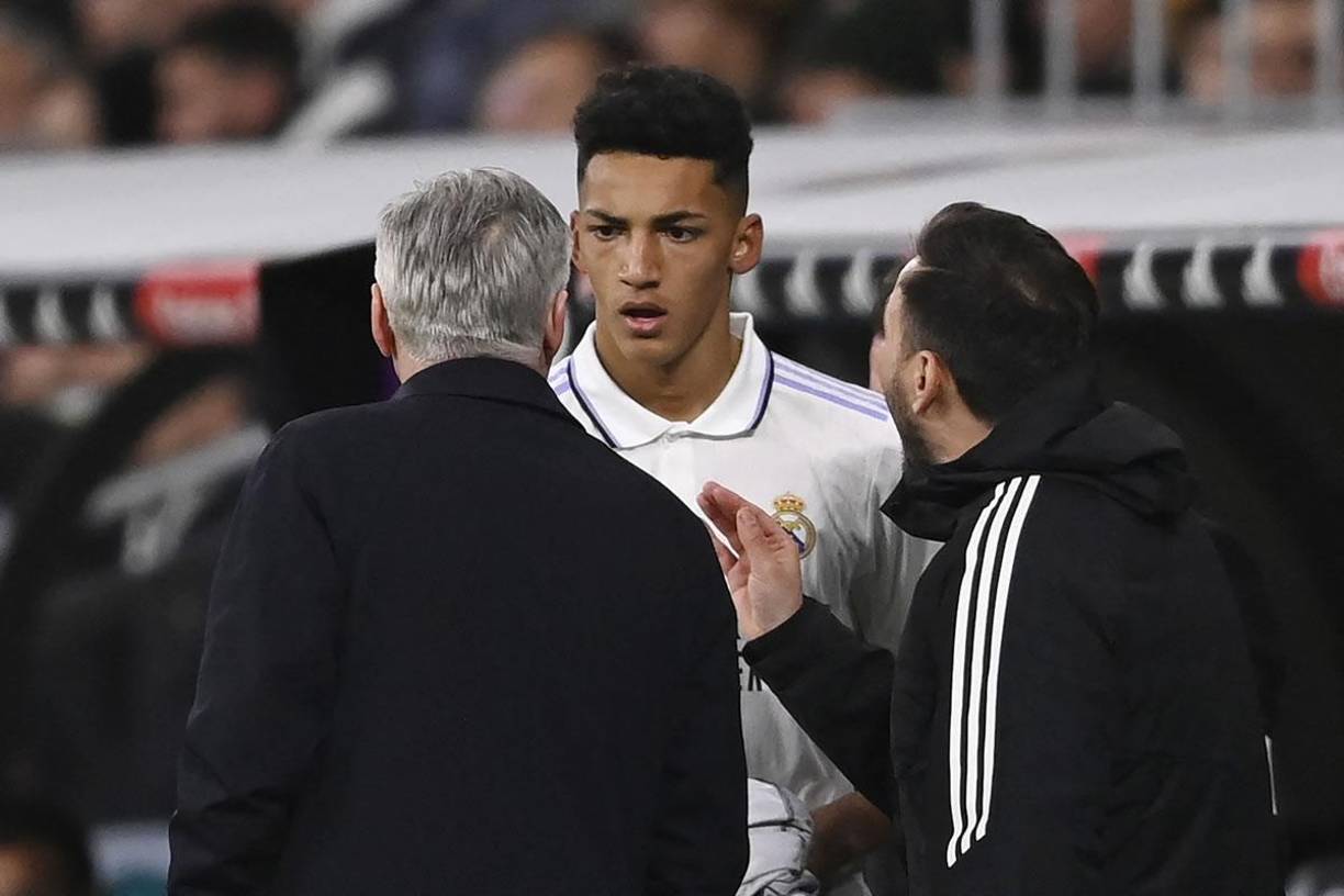 Álvaro Rodríguez recibiendo indicaciones de Ancelotti antes de entrar al campo en los minutos finales del partido.