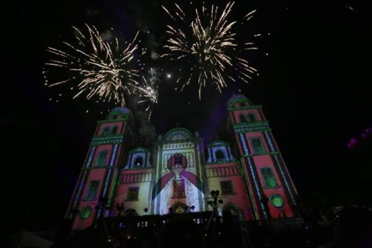 En Tegucigalpa, se presentó un video mapping de la morenita ante miles de católicos.