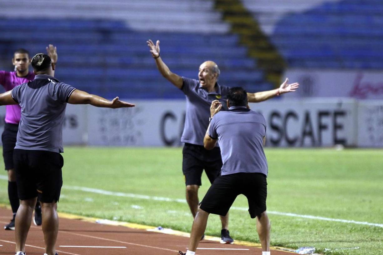 Miguel Falero, entrenador del Real España, reclamando como loco el penal a favor de su equipo por el agarrón a Jhow Benavídez.