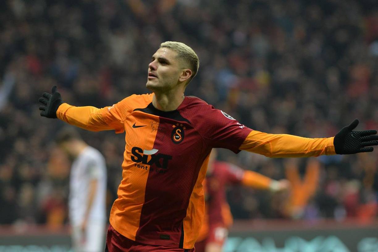 Mauro Icardi - El delantero es uno de los jugadores que más opciones tiene de abandonar este mismo verano el PSG después de que el argentino haya jugado esta temporada en calidad de cedido en el Galatasaray, club en el que podría tener oportunidades de seguir la próxima temporada. Tiene ofertas de varios de los mejores equipos italianos. AC Milan y Nápoles los dos clubes que buscarían dar una nueva oportunidad en el Calcio al atacante sudamericano de 30 años.