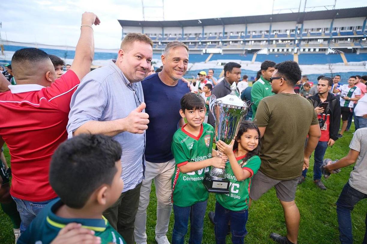 Los aficionados del Marathón también le pidieron fotografías al entrenador argentino Hernán ‘La Tota’ Medina.