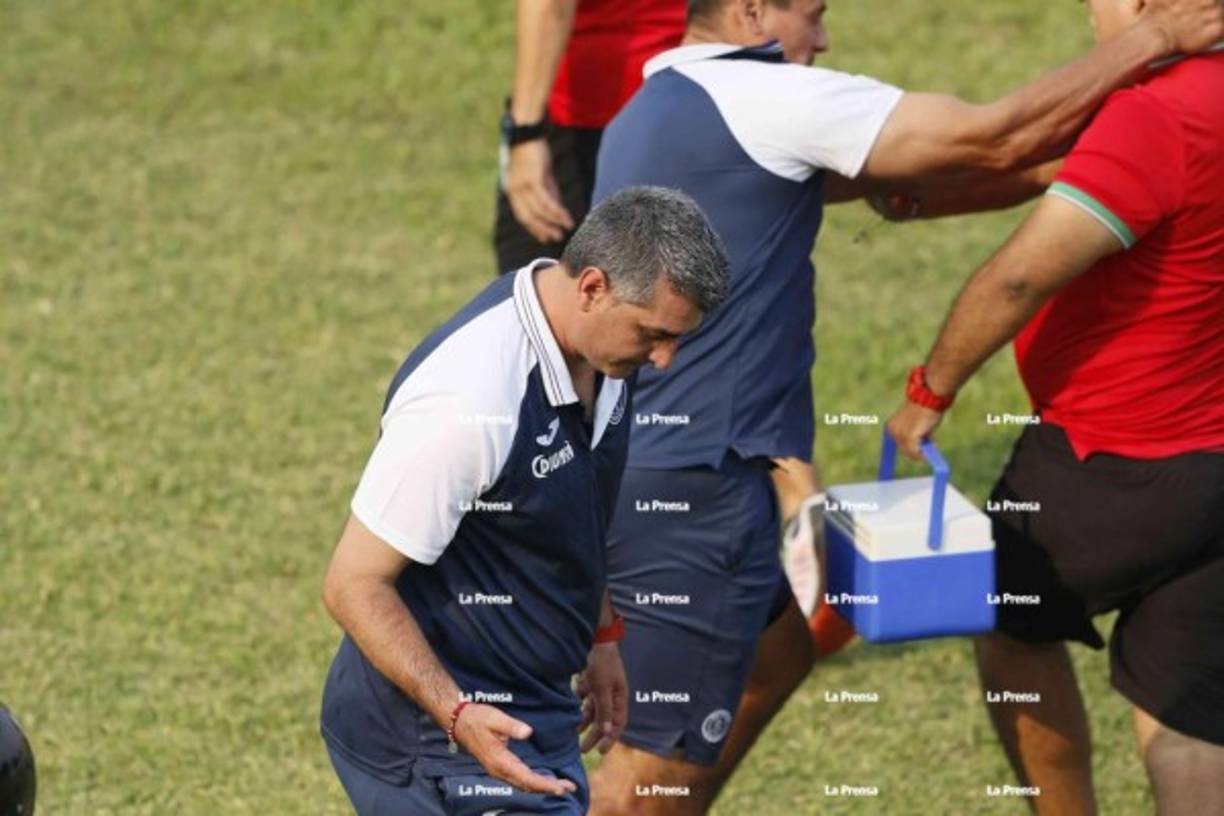 En el fondo de la imagen se observa como Hugo Caballero, preparador de porteros del Motagua, le lanza golpes al médico del Marathón por tirarle el objeto a Diego Vázquez.