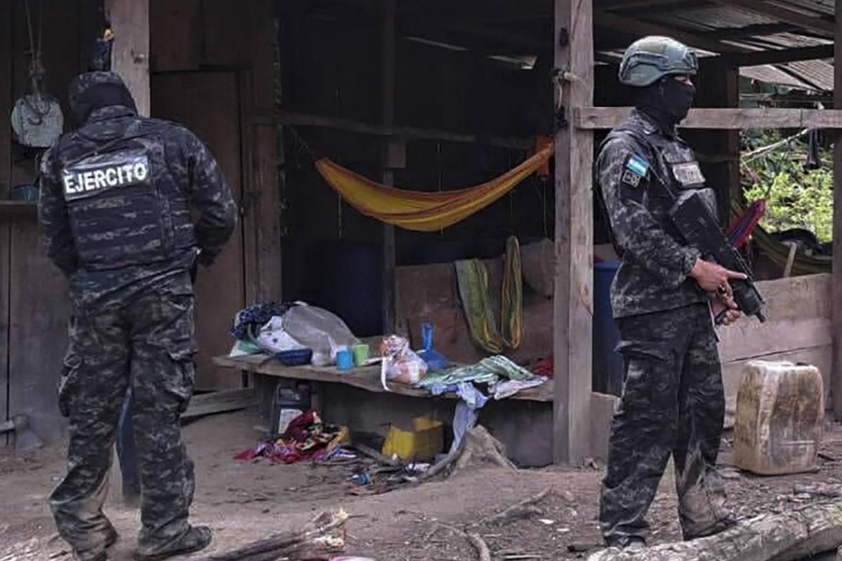 En el lugar habían alimentos, ropa y una habitación acondicionada para dormir que era utilizada por las personas encargadas del corte de la hoja de coca.