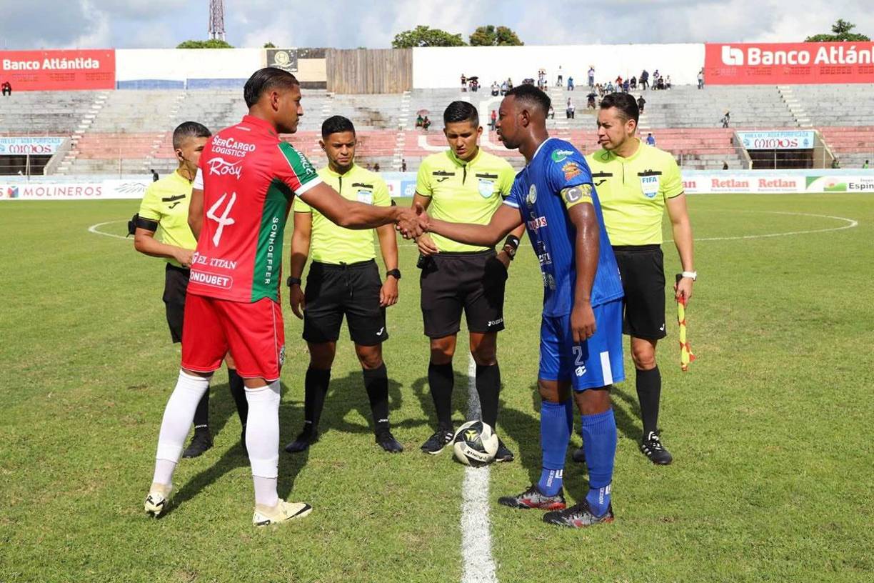 El saludo de los capitanes. Javier Rivera y José David Velásquez Colón se estrechan la manos antes del partido.
