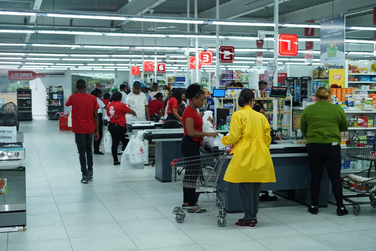 Los supermercados y tiendas de comestibles estaban abarrotados de personas en busca de alimentos, agua y otras provisiones.