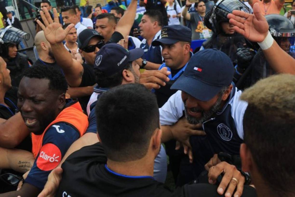 Cuerpo técnico y jugadores de Motagua se metieron a defender a Diego Vázquez.