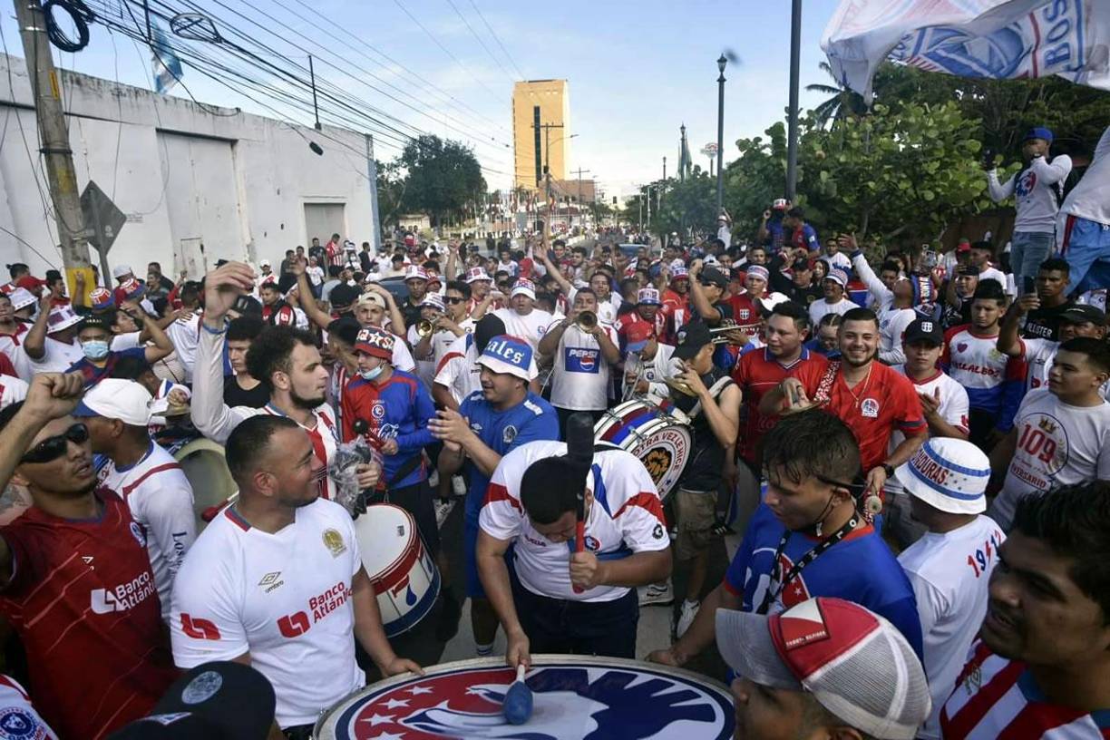 La Ultra Fiel una vez más puso la fiesta en las afueras del estadio Morazán.