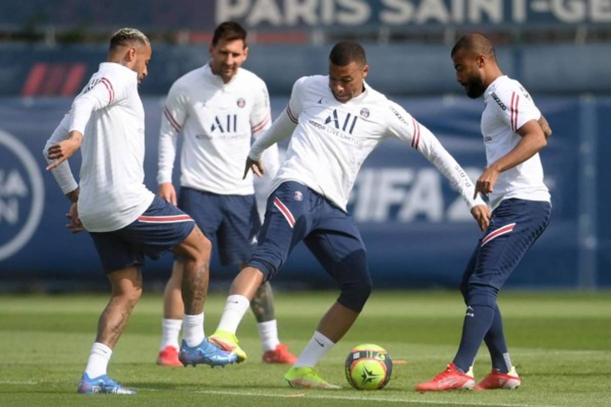 Mbappé en el rondo busca quitarle la pelota a Neymar.