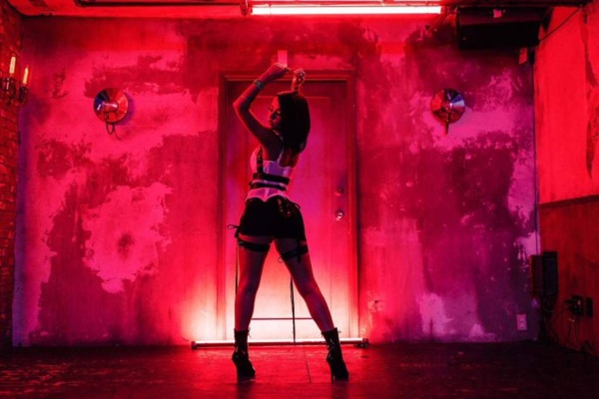 La cantante estadounidensemexicana está triunfando con su canción 'Me Gustan Mayores' y ha dejado atrás la imagen de niña para convertirse en una 'Femme Fatale'.