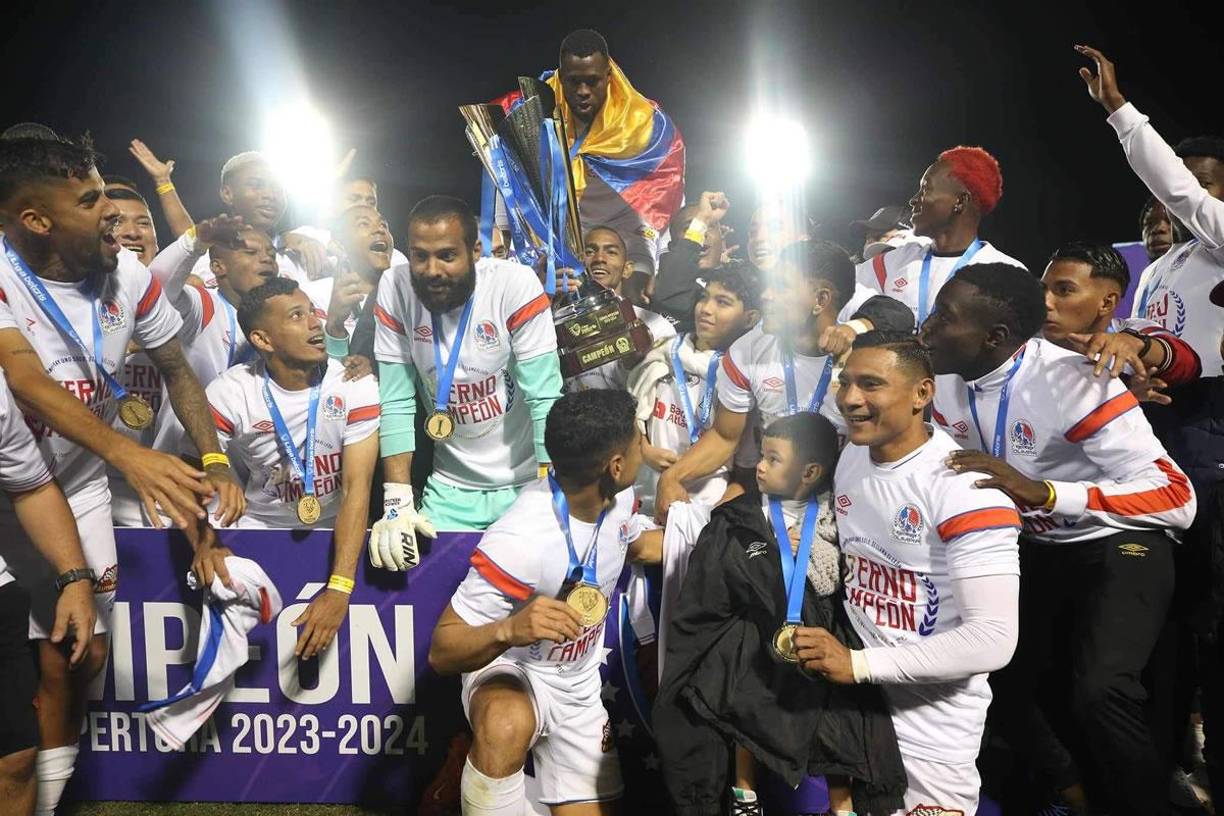 Jerry Bengtson, como capitán del Olimpia, se encargó de levantar la Copa 37 al cielo de Tegucigalpa.