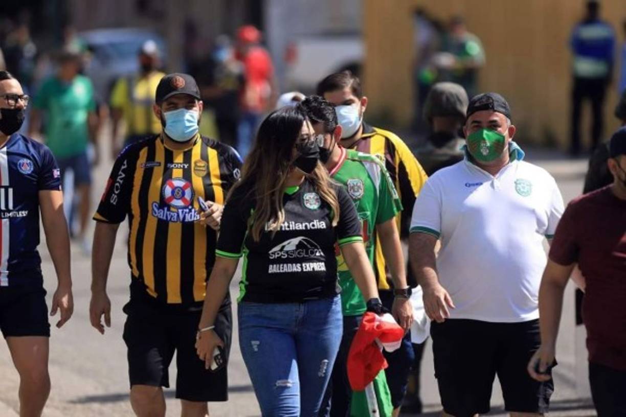 Seguidores del Real España también llegaron a la casa del Marathón para apoyar a su equipo.