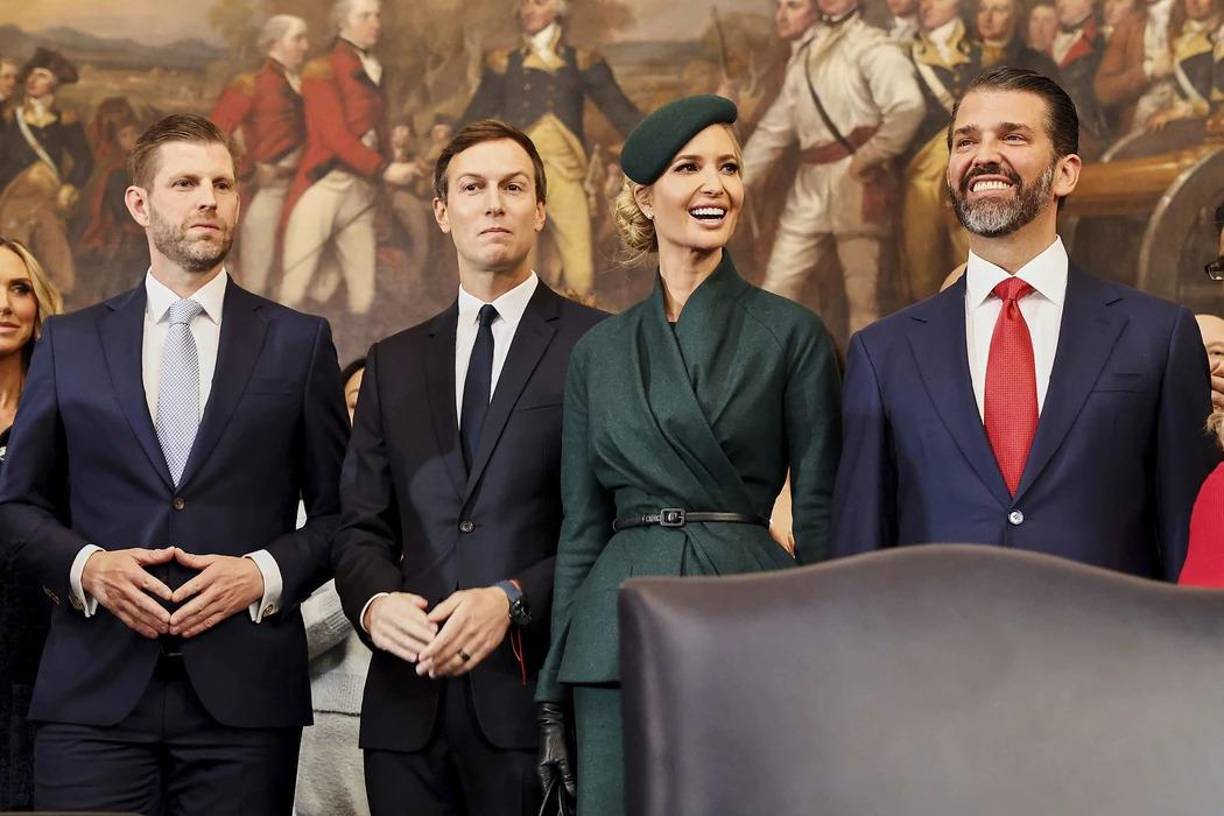 Eric Trump, Jared Kushner y su Ivanka Trump, y Donald Trump Jr. esperando la llegada de Donald Trump para tomar posesión como presidente de los Estados Unidos de América.