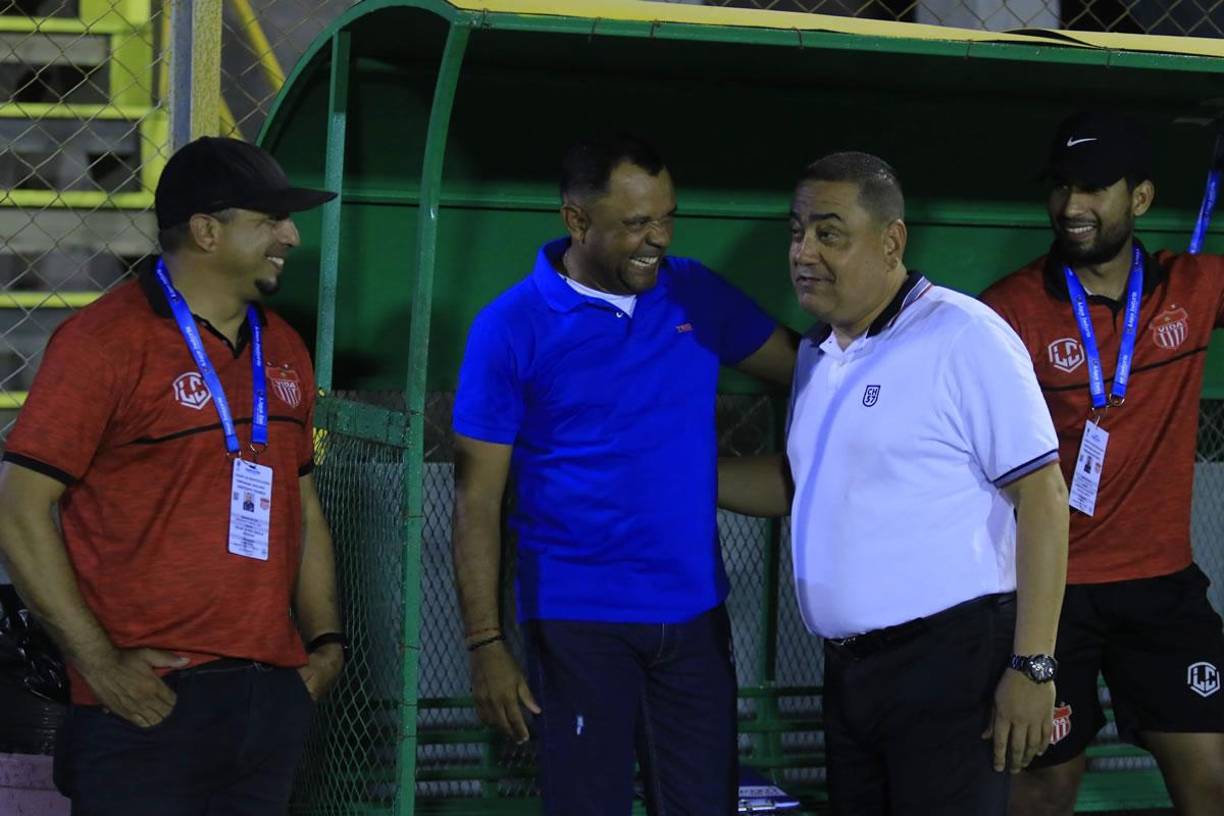 Jhon Jairo López y Raúl Cáceres se saludan antes del inicio del partido en el estadio Humberto Micheletti.