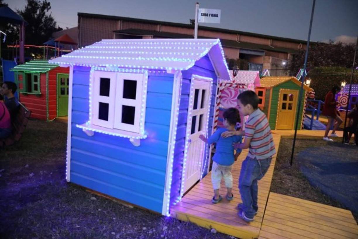 En este lugar hay una minivilla navideña que incluye una réplica adorable del castillo de Frozen, así como una diversidad de juegos, como un trencito.