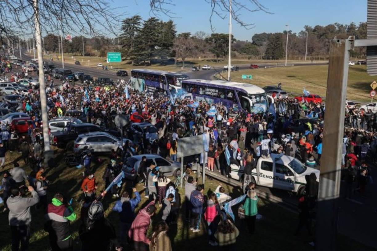 Los festejos del plantel argentino se extendieron en Rio de Janeiro tras el partido en el Maracaná, una descarga que simbolizó el fin de los 28 años de sequía de títulos del seleccionado absoluto.<br/><br/>