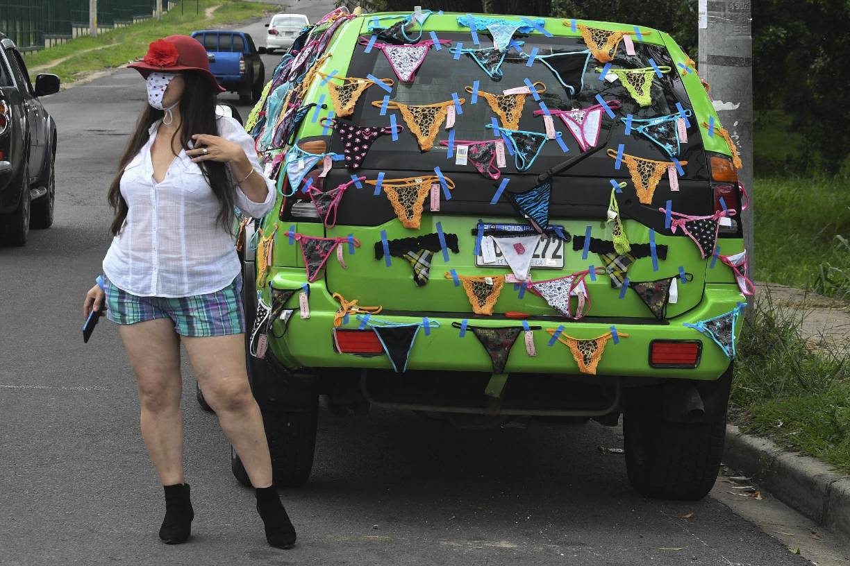 Una ciudadana se apostó en las afueras de la Secretaría de Seguridad para protestar contra los femicidios de una forma muy peculiar.