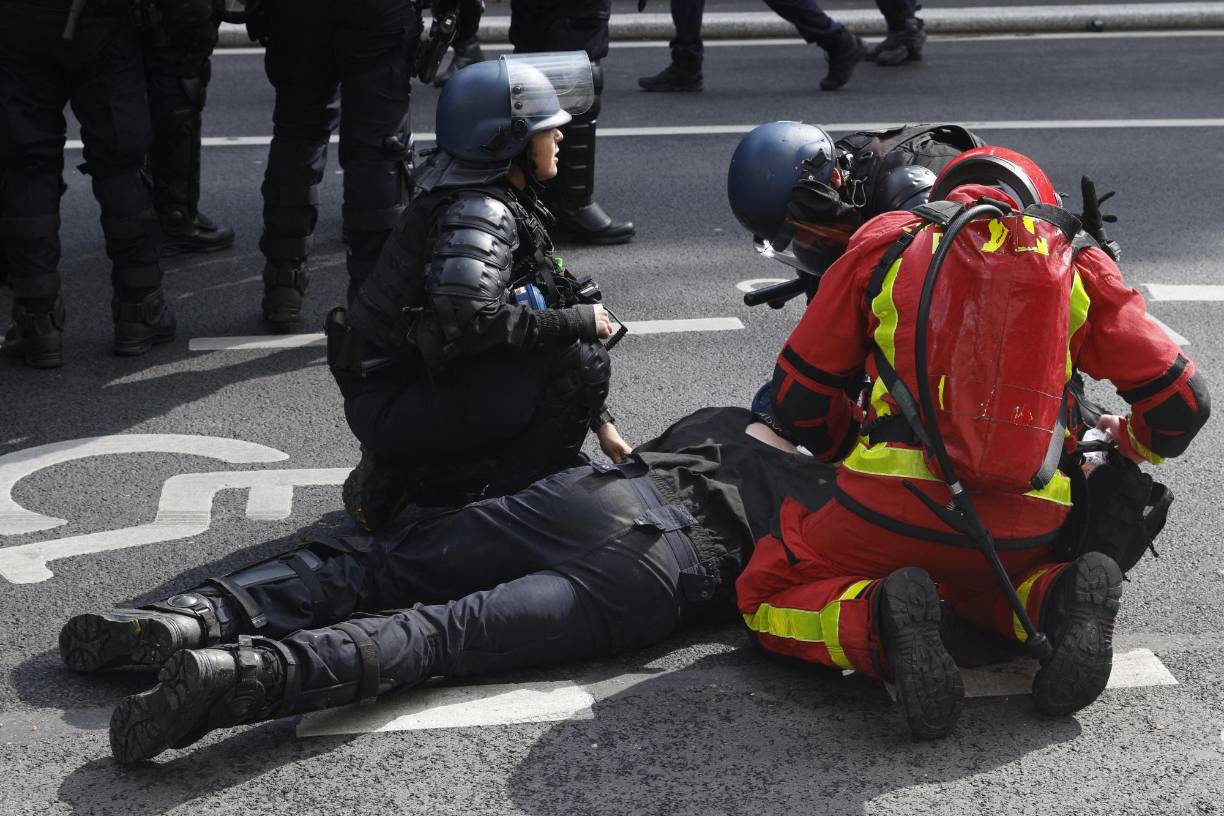 Los principales líderes sindicales habían denunciado de antemano las tentativas de los violentos de llevarse el protagonismo de estas manifestaciones, cuyo objetivo declarado es protestar una vez más contra la reforma de las pensiones, ya promulgada, y plantear reivindicaciones de cara a futuras discusiones con el Gobierno en los próximos días, en primer lugar de carácter salarial. 