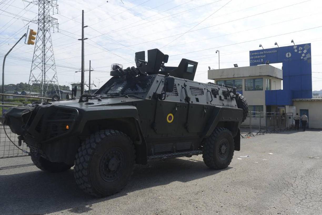 “Toda nuestra solidaridad con México ante la inaceptable violación de su soberanía mediante la irrupción de la Policía ecuatoriana en la embajada de México en Quito”, publicó Boric en su cuenta de X.