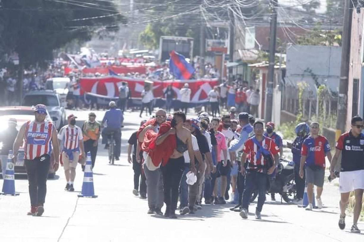 La barra del Olimpia pasaron primero por los anillos de seguridad de la Policía Nacional.