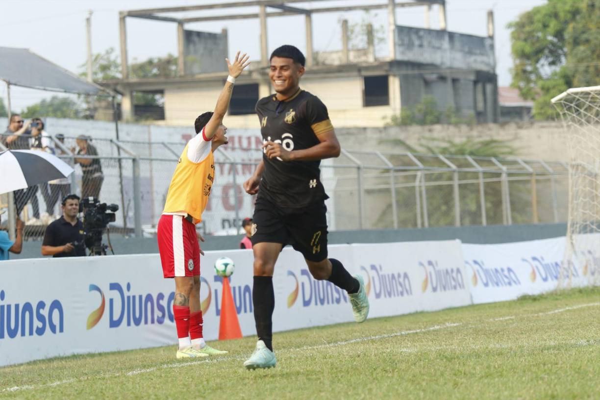 Ya en el segundo tiempo, Ángel Domínguez, desde el punto penal no pudo a la primera luego de un excepcional atajadón de Samudio, pero en el contrarremate no perdonó para el 2-0. 